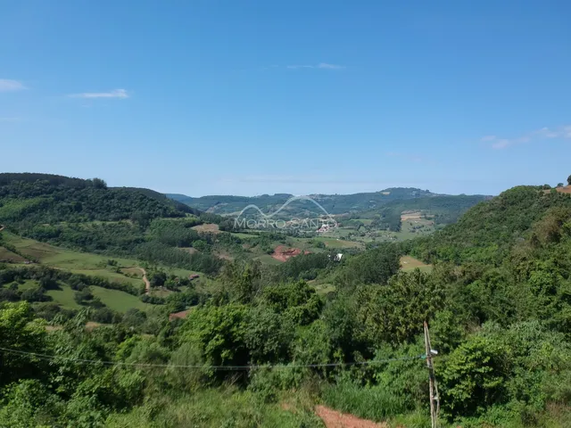 Vista panorâmica de colinas verdes e vales no interior de Lajeado, Brasil.