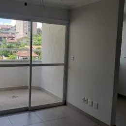 Foto de um corredor interno com porta de vidro.