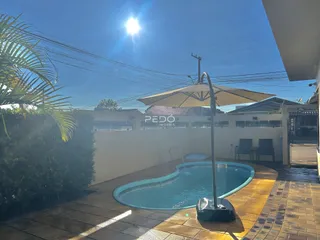 Piscina externa com área de lazer no imóvel em Lajeado.