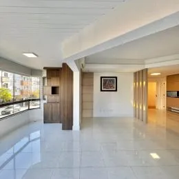Hall de entrada com armários de madeira e piso claro.