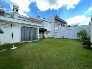 Fachada de residência em Lajeado apresentando um grande gramado verde.