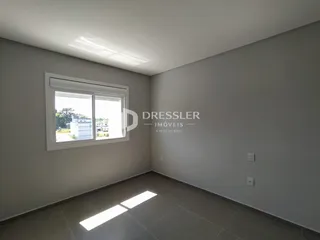 Foto de uma sala de estar com paredes brancas e piso claro.
