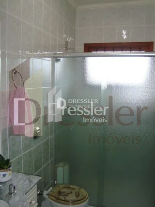 Foto de um ambiente interno com revestimento de azulejos brancos.