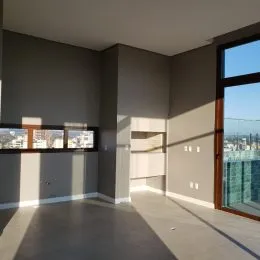 Ambiente interno com paredes cinzas e piso claro.