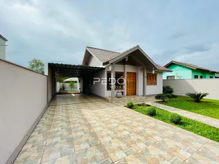 Fachada de uma casa em Lajeado, Brasil, com área externa pavimentada.
