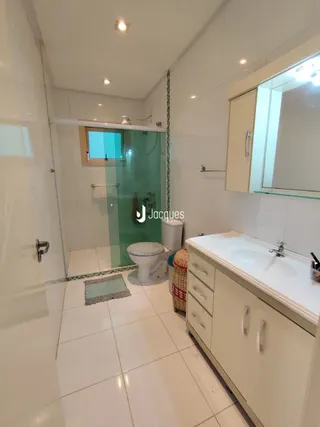 Foto de um banheiro moderno com piso de cerâmica e box de vidro.