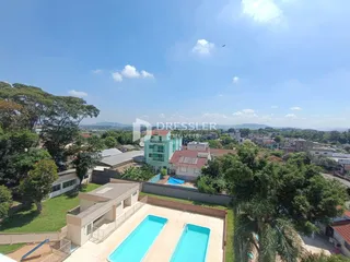 Vista aérea de uma propriedade com piscina e jardim em Lajeado, Brasil.