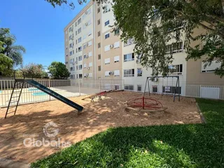 Vista externa de um prédio residencial com área de lazer ao ar livre.
