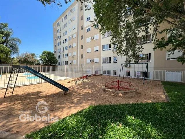Vista externa de um prédio residencial com área de lazer ao ar livre.