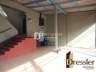 Interior de uma área com escadas e teto inclinado em uma propriedade.