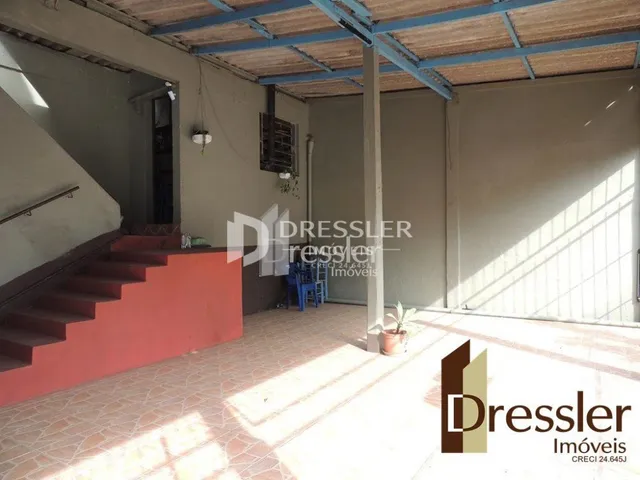 Interior de uma área com escadas e teto inclinado em uma propriedade.