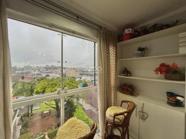 Vista da sala de estar com grande janela para a paisagem urbana.