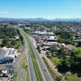 Vista aérea de uma estrada e área urbana em Lajeado, Brasil.