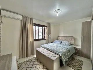 Quarto com cama e janela em um imóvel no Brasil.