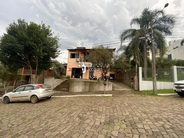 A fachada de uma residência em Lajeado, Brasil, com jardim e estacionamento.