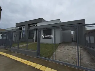 Vista externa de um pátio cercado por uma estrutura metálica.