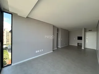 Ambiente interno de uma sala com paredes cinzas e piso claro.