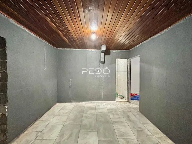Ambiente interno com piso de cerâmica e forro de madeira.