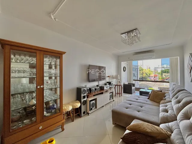 Sala de estar com sofá e armário de madeira em um imóvel no Brasil.