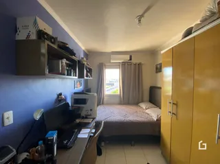 Quarto com armários e cama em ambiente interno.