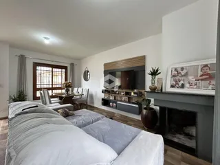 Quarto com cama grande e janela em um imóvel no Brasil.