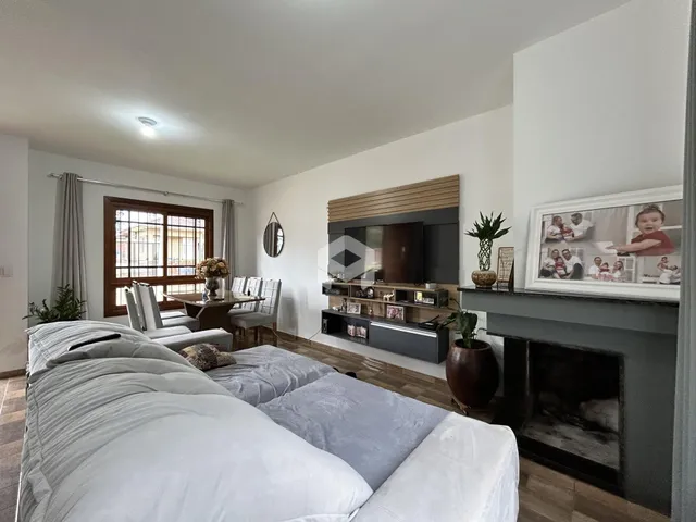 Quarto com cama grande e janela em um imóvel no Brasil.