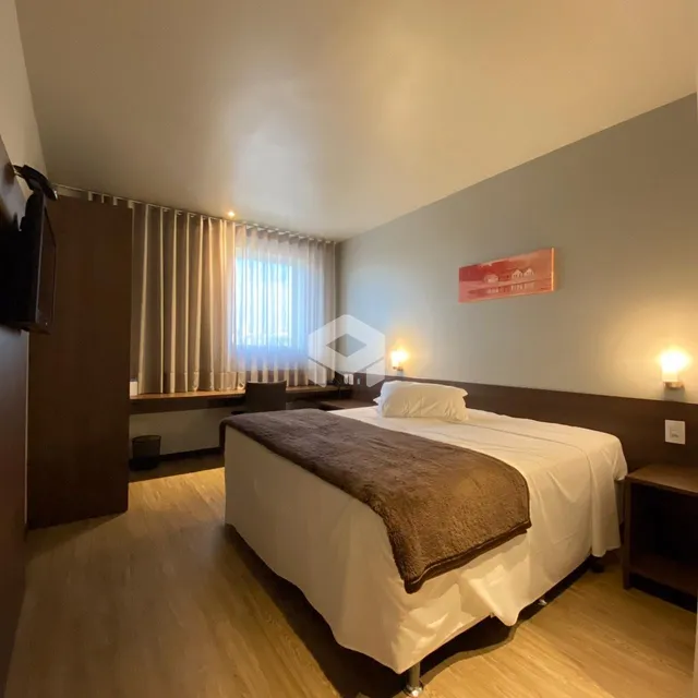 Quarto com cama e janela em um imóvel.