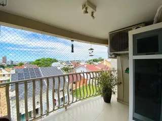 Vista da varanda com vista para telhados residenciais em Lajeado, Brasil.