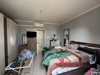 Quarto com cama e armários em um imóvel no Brasil.