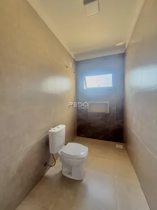 Foto de um banheiro com piso e paredes revestidos de cerâmica.