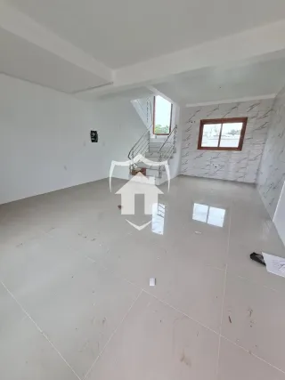 Ambiente interno de uma sala com piso de cerâmica e escadaria.