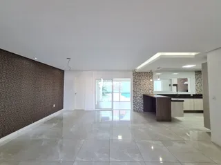 Interior de uma área comum com piso de cerâmica clara.