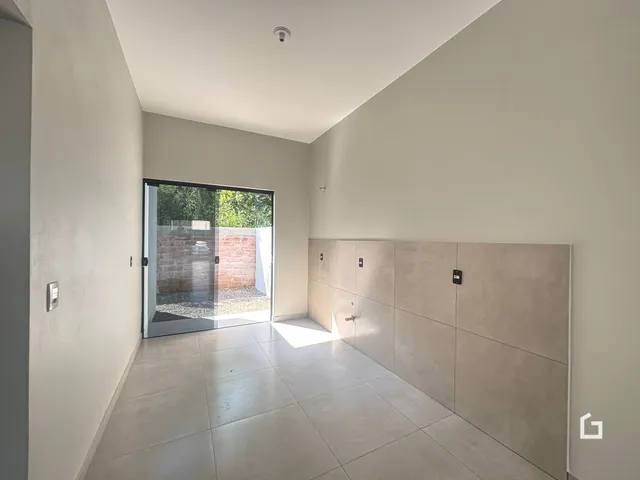 Hall de entrada com porta de vidro que dá acesso ao exterior.