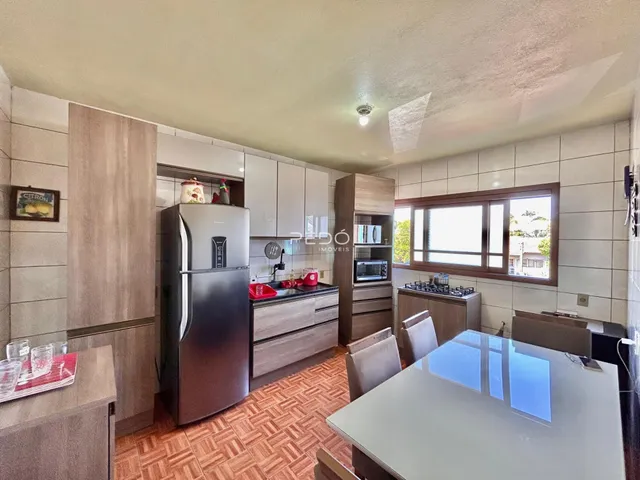 Vista interna de uma cozinha com armários e bancadas em Lajeado, Brasil.