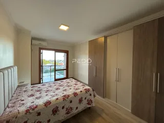 Quarto com cama e armários em madeira.