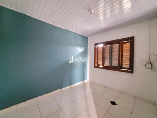 Interior de uma sala com paredes azul-claro e piso de cerâmica.