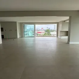 Vista de um ambiente interno amplo com piso claro.