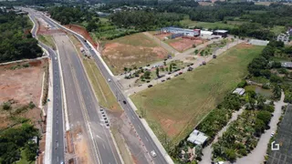 Vista aérea de um terreno com estrada e vegetação.