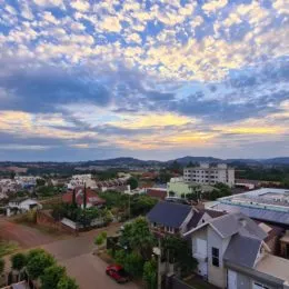 Vista panorâmica da paisagem de Lajeado com céu nublado.
