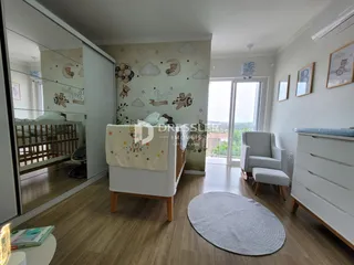Foto de um quarto com decoração temática de nuvens e animais.