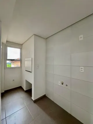 Ambiente interno com paredes brancas e piso de cerâmica em um imóvel.