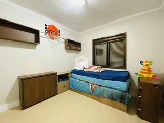 Quarto com cama e armário de madeira no interior da residência.