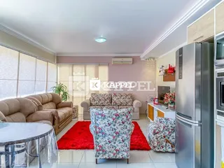 Sala de estar com sofá e mesa de centro em um ambiente interno.