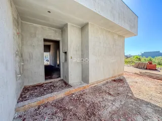 A fachada de uma construção em Lajeado, Brasil, com paredes de concreto.
