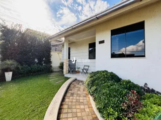 Fachada de uma casa em Lajeado, Brasil com jardim e calçada.