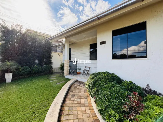 Fachada de uma casa em Lajeado, Brasil com jardim e calçada.
