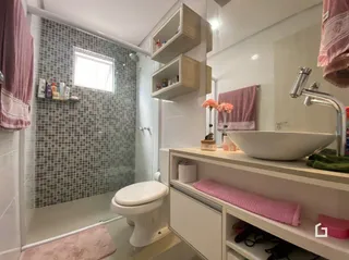 Foto de um banheiro interno com revestimento de azulejos cinzas.