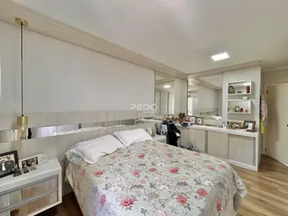 Quarto com cama e armário em ambiente claro.