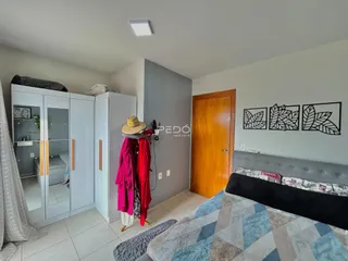 Quarto com armários e cama em um imóvel no Brasil.