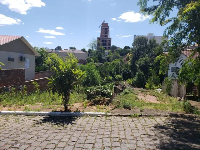 Vista externa de uma área com pavimentação e vegetação em Lajeado, Brasil.